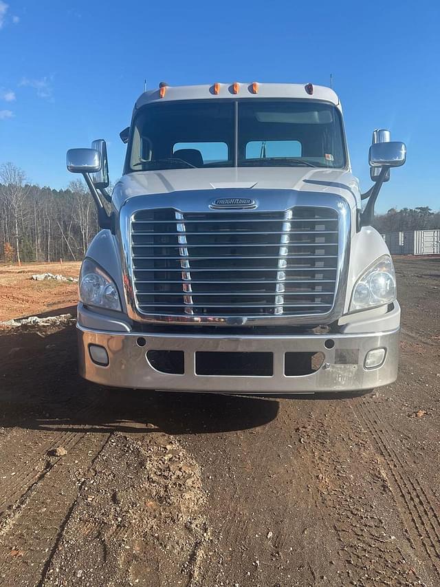 Image of Freightliner Cascadia 113 equipment image 1