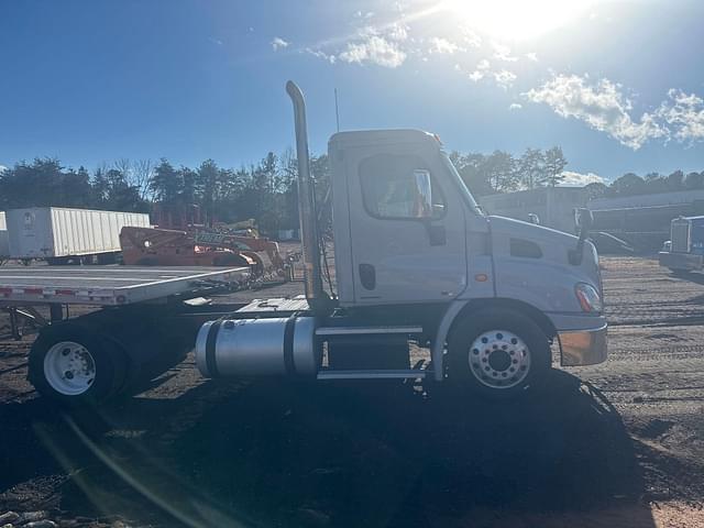 Image of Freightliner Cascadia 113 equipment image 3