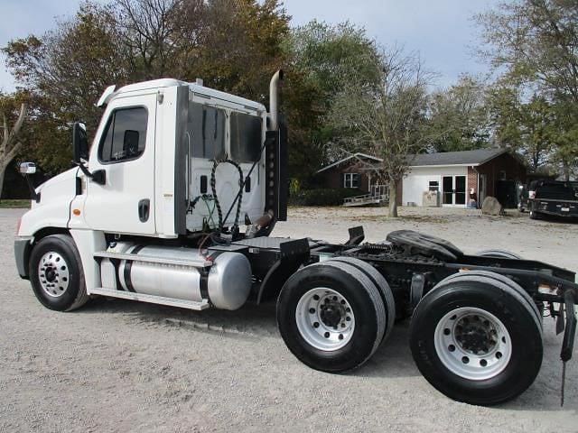 Image of Freightliner Cascadia 113 equipment image 4