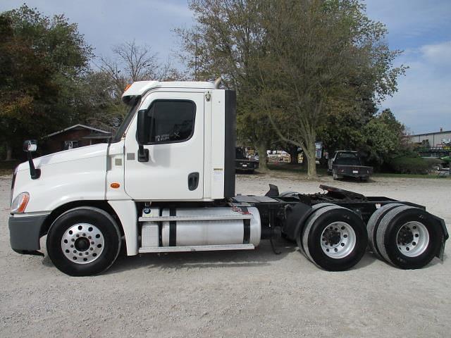 Image of Freightliner Cascadia 113 equipment image 2