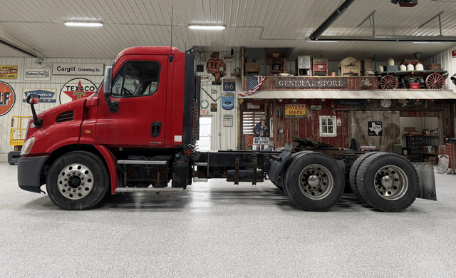 Image of Freightliner Cascadia 113 equipment image 1