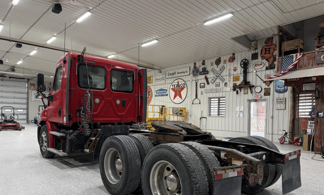 Image of Freightliner Cascadia 113 equipment image 2