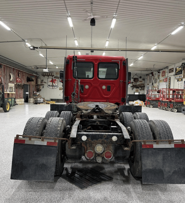 Image of Freightliner Cascadia 113 equipment image 3