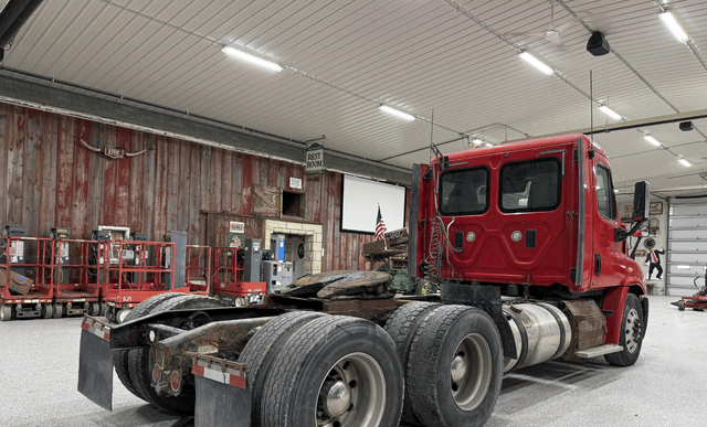 Image of Freightliner Cascadia 113 equipment image 4