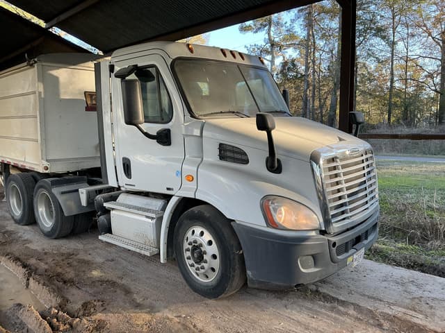 Image of Freightliner Cascadia 113 equipment image 4