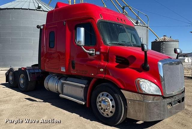 Image of Freightliner Cascadia 113 equipment image 2