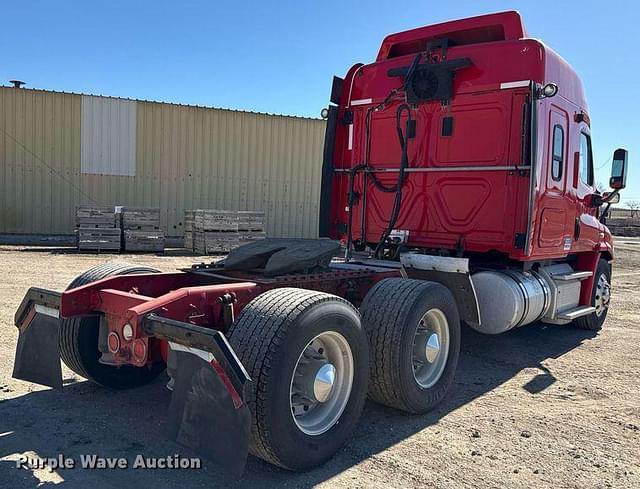 Image of Freightliner Cascadia 113 equipment image 4