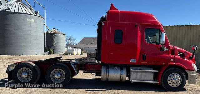 Image of Freightliner Cascadia 113 equipment image 3