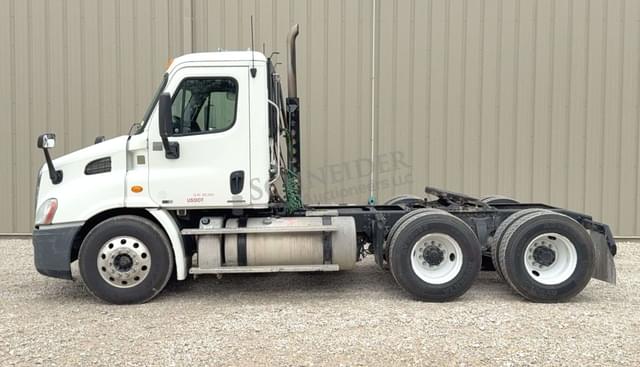 Image of Freightliner Cascadia 113 equipment image 3