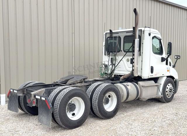 Image of Freightliner Cascadia 113 equipment image 4