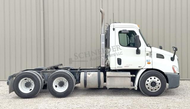 Image of Freightliner Cascadia 113 equipment image 2