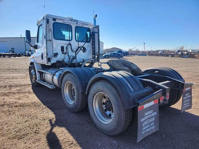 Image of Freightliner Cascadia 113 equipment image 2