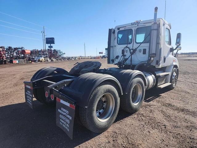 Image of Freightliner Cascadia 113 equipment image 3