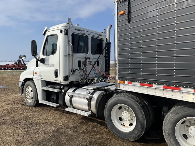 Image of Freightliner Cascadia 116 equipment image 3