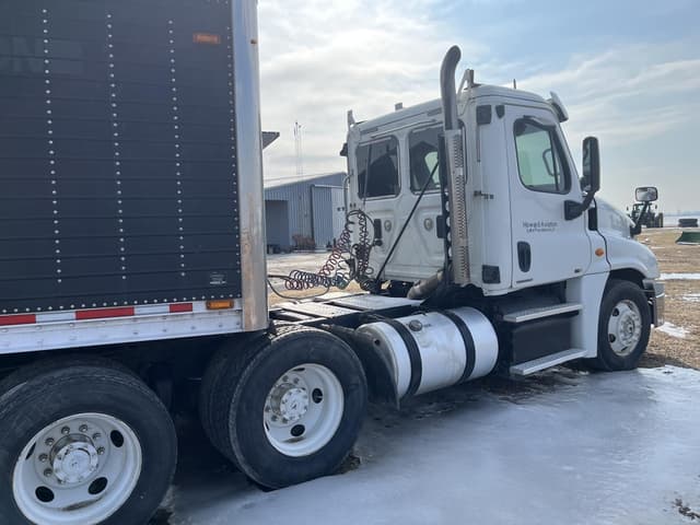 Image of Freightliner Cascadia 116 equipment image 2