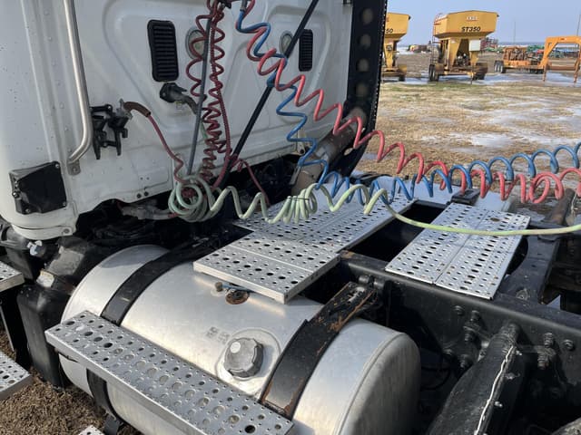 Image of Freightliner Cascadia 116 equipment image 4