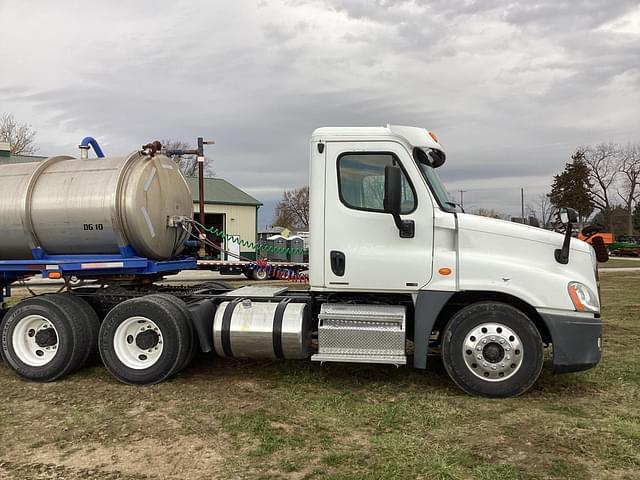 Image of Freightliner Cascadia 125 equipment image 2