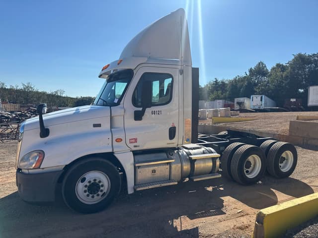 Image of Freightliner Cascadia 125 equipment image 2