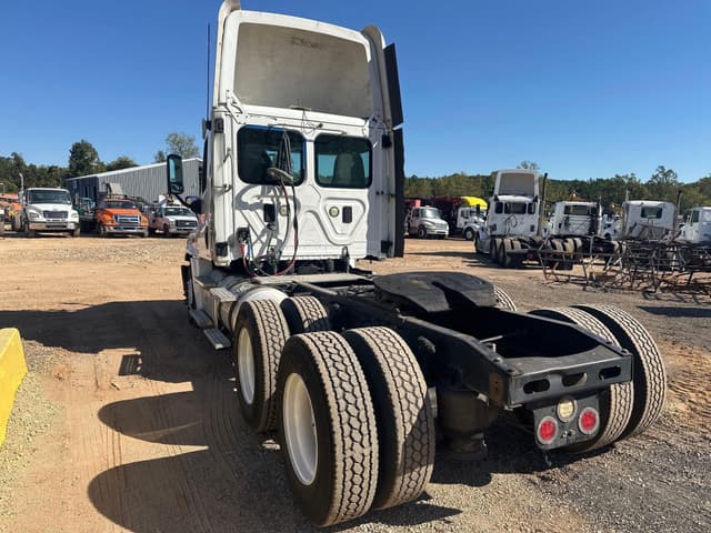 Image of Freightliner Cascadia 125 equipment image 3
