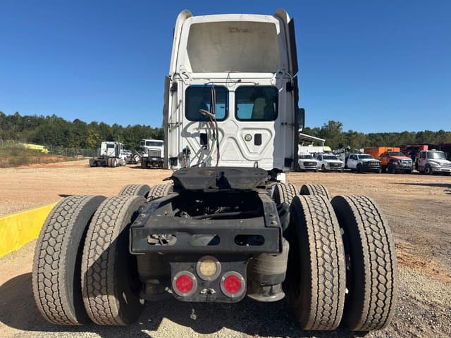 Image of Freightliner Cascadia 125 equipment image 4