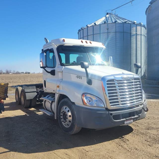 Image of Freightliner Cascadia 125 equipment image 3
