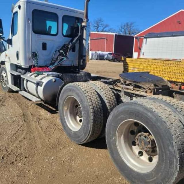 Image of Freightliner Cascadia 125 equipment image 2