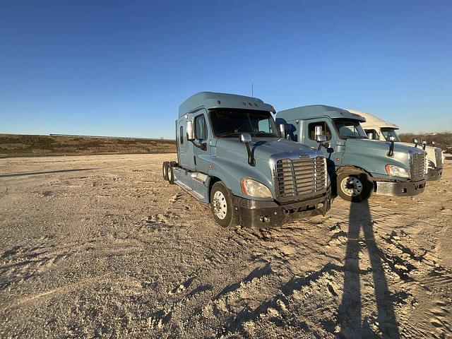 Image of Freightliner Cascadia 125 equipment image 2