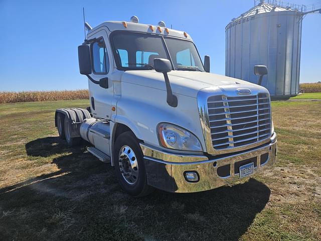 Image of Freightliner Cascadia 125 equipment image 2