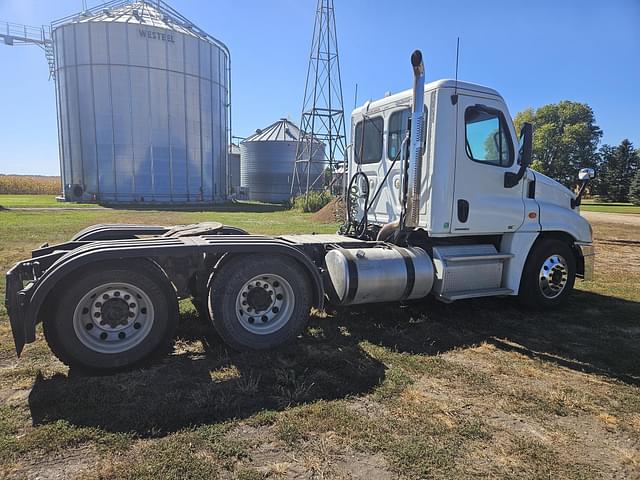 Image of Freightliner Cascadia 125 equipment image 4