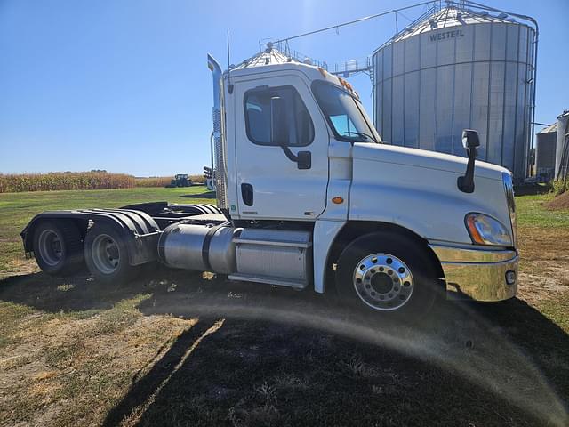 Image of Freightliner Cascadia 125 equipment image 3