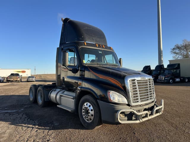 Image of Freightliner Cascadia 125 equipment image 2