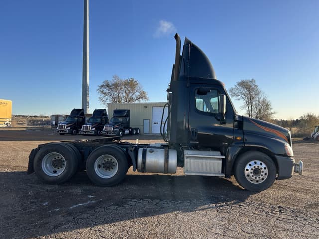 Image of Freightliner Cascadia 125 equipment image 3