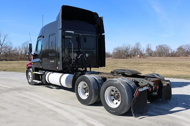 Image of Freightliner Cascadia 125 equipment image 2