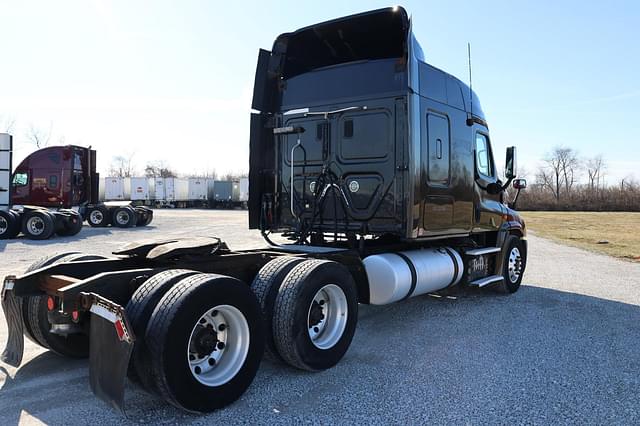 Image of Freightliner Cascadia 125 equipment image 4