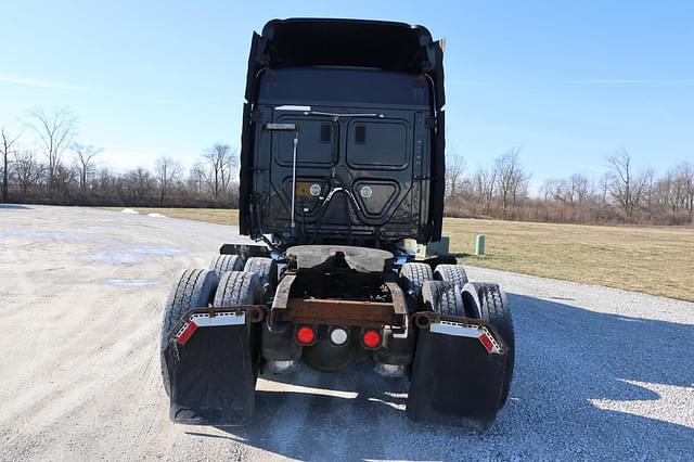 Image of Freightliner Cascadia 125 equipment image 3