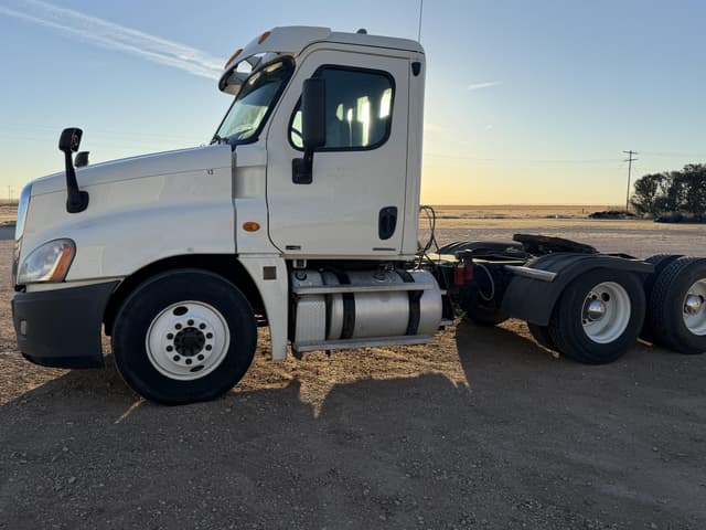 Image of Freightliner Cascadia 125 equipment image 3