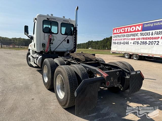 Image of Freightliner Cascadia 125 equipment image 3