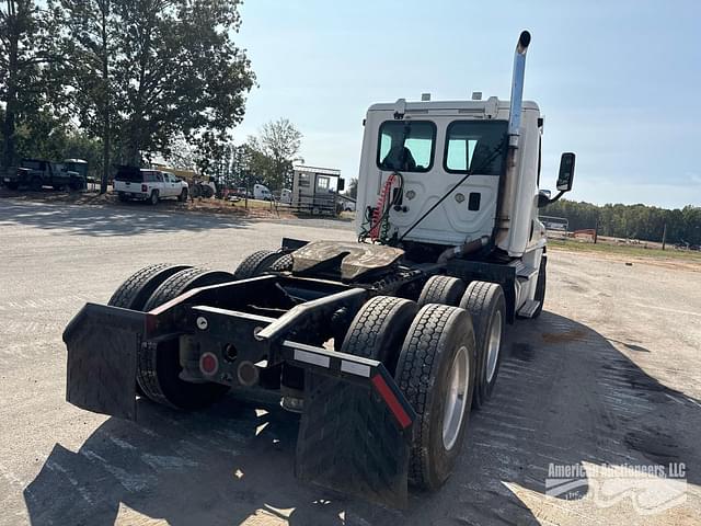 Image of Freightliner Cascadia 125 equipment image 2