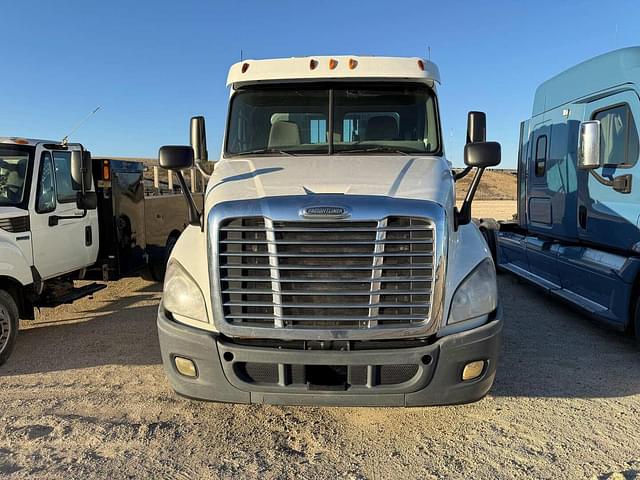 Image of Freightliner Cascadia 125 equipment image 2