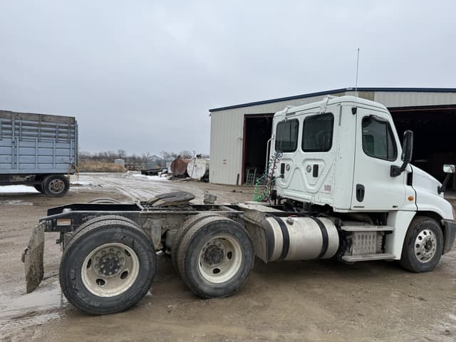 Image of Freightliner Cascadia 125 equipment image 3