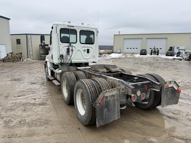 Image of Freightliner Cascadia 125 equipment image 4