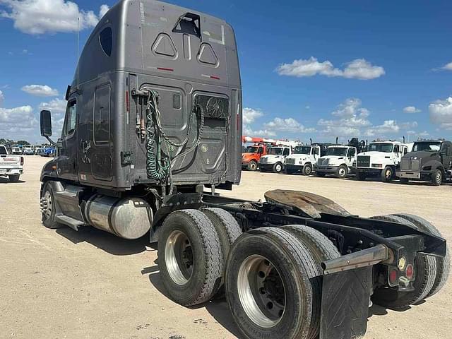 Image of Freightliner Cascadia 125 equipment image 2
