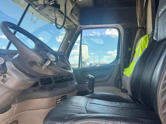 Image of Freightliner Cascadia 125 equipment image 3