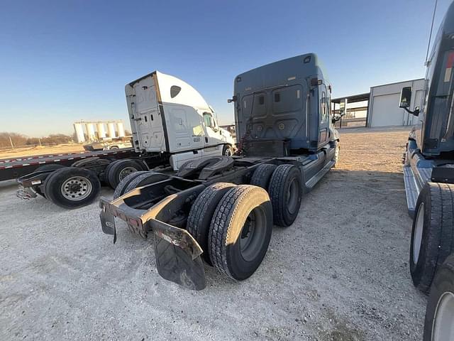 Image of Freightliner Cascadia 125 equipment image 4