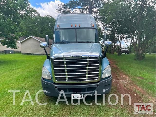 Image of Freightliner Cascadia 125 equipment image 3