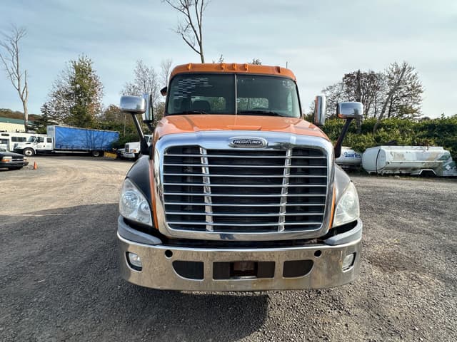 Image of Freightliner Cascadia 125 equipment image 4