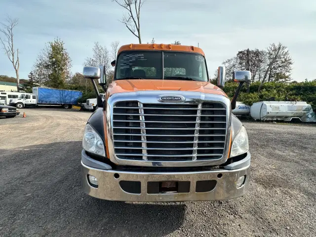 Image of Freightliner Cascadia 125 equipment image 4