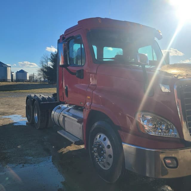 Image of Freightliner Cascadia 125 equipment image 2