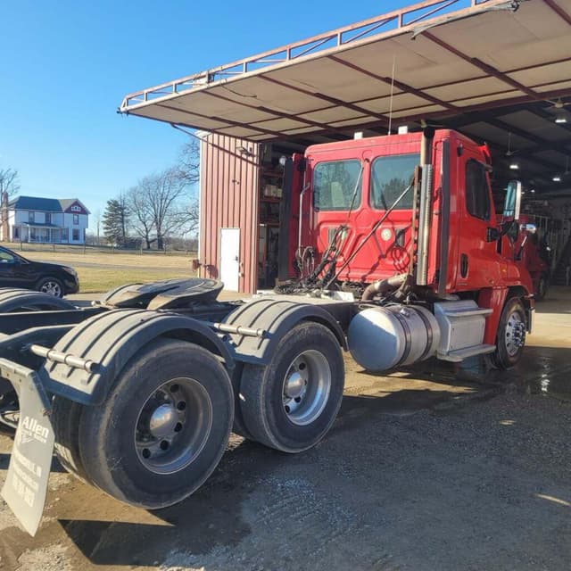 Image of Freightliner Cascadia 125 equipment image 3
