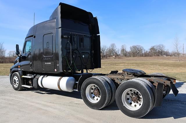 Image of Freightliner Cascadia 125 equipment image 2